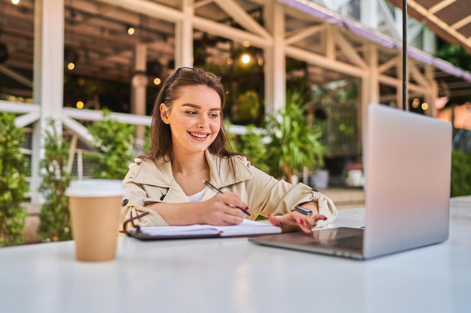 Espace de travail chaleureux avec documents financiers et calculatrice